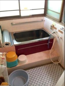 Una pequeña cocina con fregadero y ventana. en O19 Tea Celemony Villa, en Onomichi