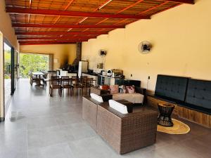 een woonkamer met een bank en een tafel bij Chácara mana in Anápolis