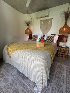 een slaapkamer met een groot bed met een mand erop bij Villa Turquesa - Home in Morro de São Paulo