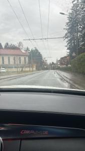 Blick von einer Autoscheibe auf eine leere Straße in der Unterkunft Le relais du Marronnier in Grandsivaz