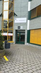 ein Gebäude mit einer grünen Tür davor in der Unterkunft Le relais du Marronnier in Grandsivaz