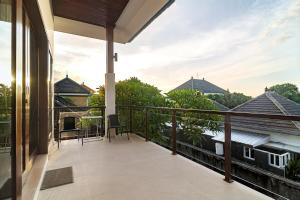 een balkon van een huis met uitzicht bij Singaraja Sea View Villa in Singaraja