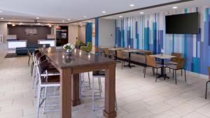 Holiday Inn Express & Suites Lexington Midtown - I-75, an IHG Hotel tesisinde lounge veya bar alanı