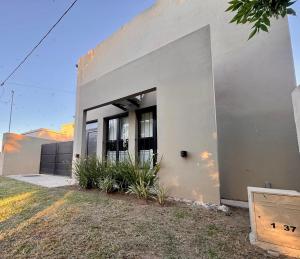 una casa bianca con una grande porta di Casa Cibelli a Rufino