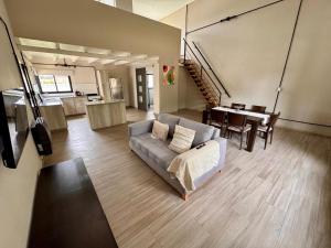 un soggiorno con un divano e un tavolo di Casa Cibelli a Rufino