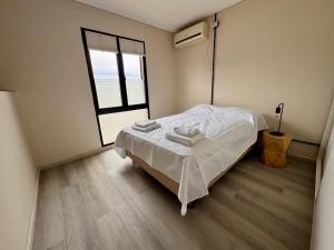 una camera da letto con un letto in una stanza con una finestra di Casa Cibelli a Rufino