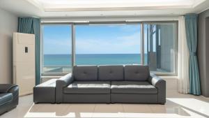 Posezení v ubytování Gangneung Badauibyeol Pension + 2 fotografie