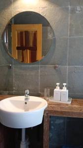 un baño con lavabo y espejo en The Shorea, en Seremban 44 fotos más