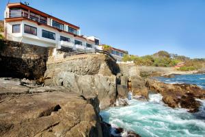 um edifício num penhasco junto à água em Hotel Oceanic em Viña del Mar