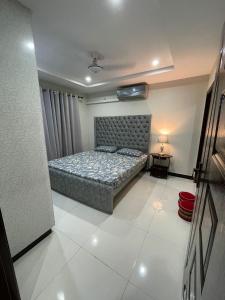 En eller flere senge i et værelse på Behria phase 8 business district + 7 billeder