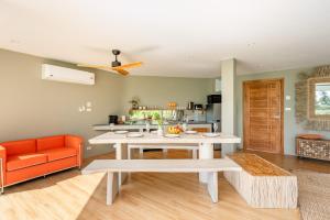 Villa Dana - 2BR Sea View and 1 Studio Room في Hua Thanon Beach: غرفة معيشة مع طاولة وأريكة برتقال