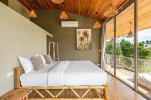 Villa Dana - 2BR Sea View and 1 Studio Room في Hua Thanon Beach: غرفة نوم مع سرير وشرفة +34 صورة