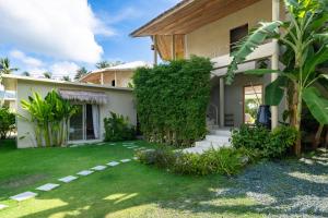 Villa Dana - 2BR Sea View and 1 Studio Room في Hua Thanon Beach: منزل أمامه ساحة