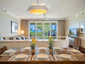 une salle à manger avec une table et une grande fenêtre dans l'établissement 3-Bed Villa 306 at Turtle Bay, à Kawela Bay