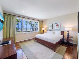 une chambre avec un lit et une grande fenêtre dans l'établissement 3-Bed Villa 306 at Turtle Bay, à Kawela Bay 42 autres photos
