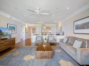 un salon avec un canapé et une table dans l'établissement 3-Bed Villa 306 at Turtle Bay, à Kawela Bay