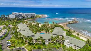 une vue aérienne du complexe et de l'océan dans l'établissement 3-Bed Villa 306 at Turtle Bay, à Kawela Bay