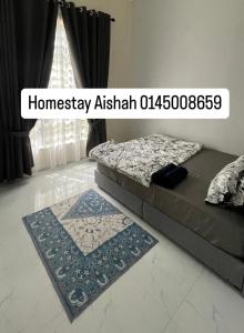 ein Schlafzimmer mit einem Bett und einem Teppich auf dem Boden in der Unterkunft Homestay Aishah in Kota Bharu