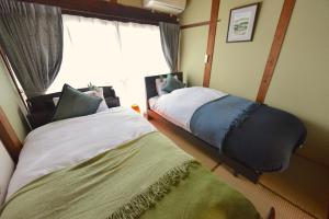 Ένα ή περισσότερα κρεβάτια σε δωμάτιο στο 岐阜羽島の隠れ家 古民家cocone