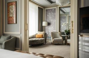 Area tempat duduk di Four Seasons Hotel Jakarta