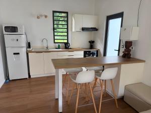 Kuchyň nebo kuchyňský kout v ubytování Moorea Tiki Lodge + 21 fotografií