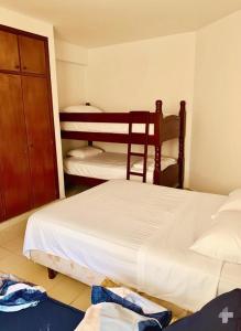 Postel nebo postele na pokoji v ubytování Arena, Mar y Amaneceres para Siete frente a Farmatodo tucacas + 13 fotografií