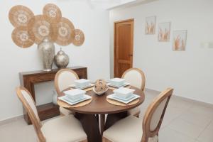 サンティアゴ・デ・ロス・カバリェロスにあるRustic Charm, Apartment in the heart of Santiagoの木製のテーブルと椅子のあるダイニングルーム