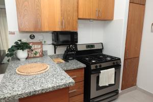 サンティアゴ・デ・ロス・カバリェロスにあるRustic Charm, Apartment in the heart of Santiagoのコンロと電子レンジ付きのキッチン +28枚の写真