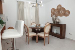 サンティアゴ・デ・ロス・カバリェロスにあるRustic Charm, Apartment in the heart of Santiagoのテーブルと椅子のあるダイニングルーム