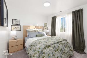 Una habitación blanca con una cama y una ventana en Utah County Lake View Retreat, en Lehi