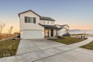una casa blanca con una entrada delante de ella en Utah County Lake View Retreat, en Lehi