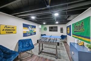 ein Zimmer mit Stühlen und einem Tisch mit Brille darauf in der Unterkunft Renovated 2BR Home Near Notre Dame & Eddy St in South Bend + 17 Fotos