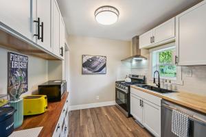 Kuchyň nebo kuchyňský kout v ubytování Renovated 2BR Home Near Notre Dame & Eddy St + 17 fotografií