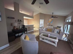 ein Wohnzimmer mit einer Couch und einem Klavier in der Unterkunft Great Location in North Port