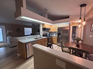 eine große Küche mit Tisch und Esszimmer in der Unterkunft Great Location in North Port + 13 Fotos