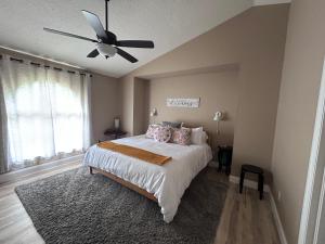 ein Schlafzimmer mit Bett und Deckenventilator in der Unterkunft Great Location in North Port