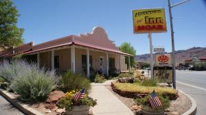 budynek z dwoma amerykańskimi flagami przed nim w obiekcie Adventure Inn Moab w mieście Moab
