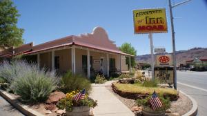 un edificio con dos banderas americanas delante de él en Adventure Inn Moab en Moab