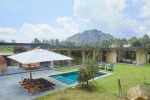 una casa con piscina y sombrilla en La Malenita casa en Amanalco, en Amanalco de Becerra
