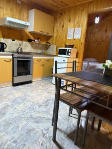 柴滕Paraiso Patagonico的厨房配有木制橱柜和木桌。