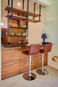 un bar con 2 sillas y una mesa en La Malenita casa en Amanalco, en Amanalco de Becerra