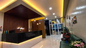 um lobby de hotel com uma árvore de natal no lobby em Asia Jem Hotel - Bacolod City em Bacolod