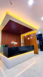 um átrio com uma recepção a preto e branco em Asia Jem Hotel - Bacolod City em Bacolod mais 9 fotografias