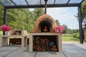 un horno de pizza al aire libre con fuego en La Malenita casa en Amanalco, en Amanalco de Becerra
