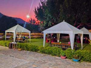 Nespecifikovaný výhled na hory nebo výhled na hory při pohledu z hotelu