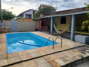 een zwembad in de achtertuin van een huis bij Casa da Vila in Saquarema