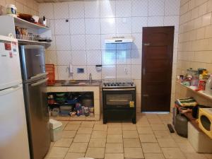 een keuken met een koelkast en een oven. bij Casa da Vila in Saquarema