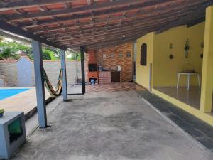 een buitenterras met een glijbaan en een speeltuin bij Casa da Vila in Saquarema