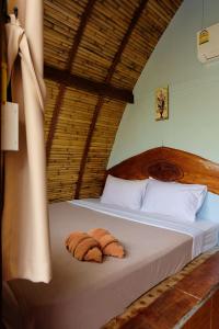 um quarto com uma cama com duas toalhas em Lanta Wild Beach Resort em Ko Lanta