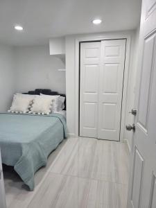 ein Schlafzimmer mit einem Bett und einer weißen Tür in der Unterkunft Cozy Apartment in Union NJ, close to NYC in Union